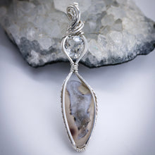 Load image into Gallery viewer, Faceted Quartz with Druzy agate
